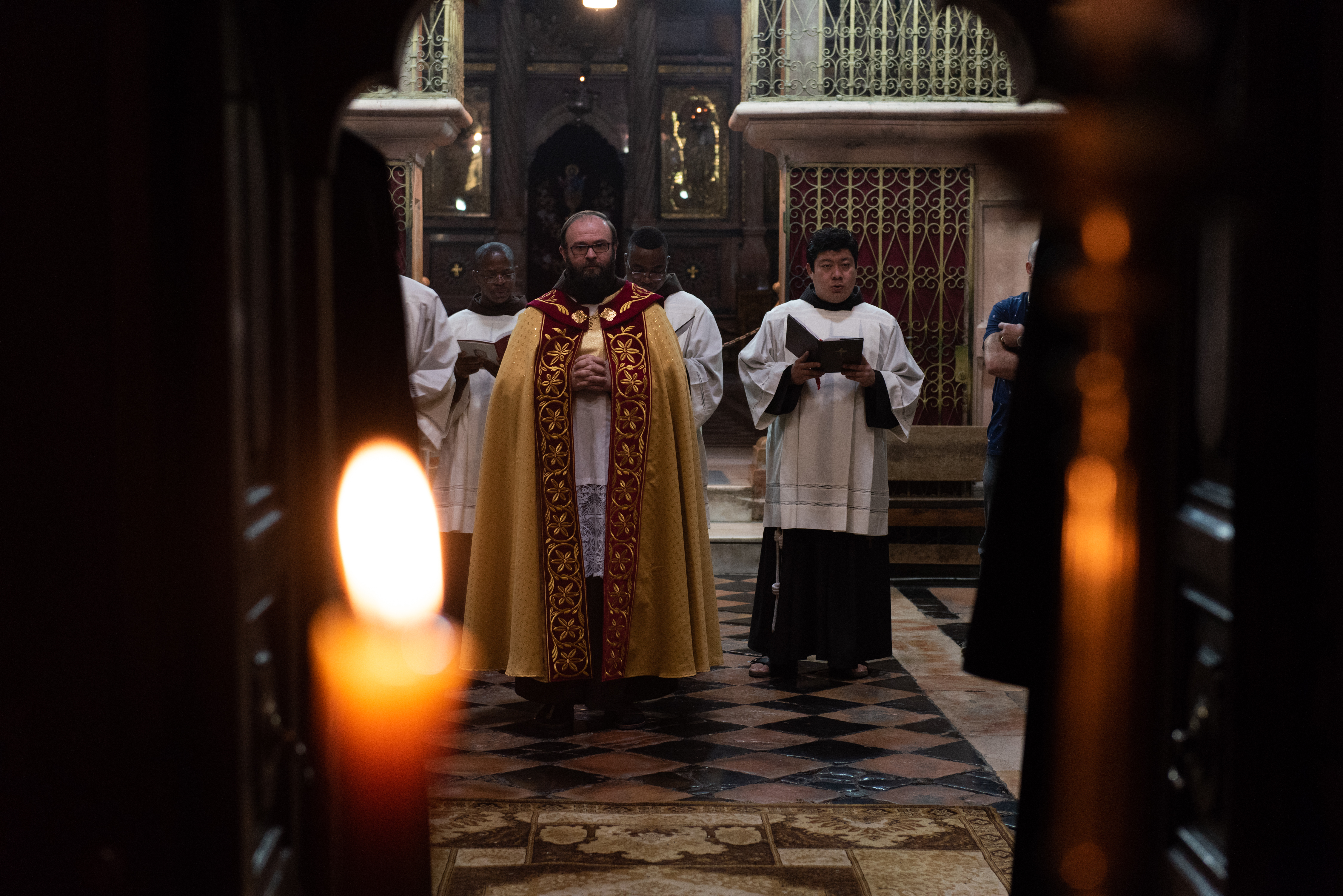 Fr. Sinisa avec des vêtements diaconaux