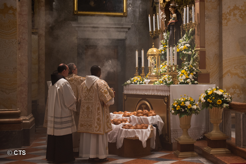 The Custos of the Holy Land incenses the altar and the bread of Saint Anthony