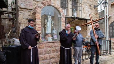 Fr. Amjad and Fr. Sandro in the Christian Quarter, Holy Friday 2020, Copyright: Andrea Krogmann